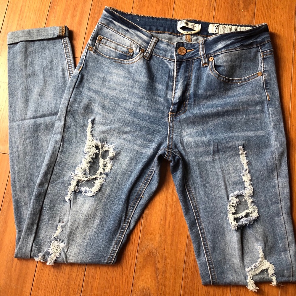 Distressed ankle jean